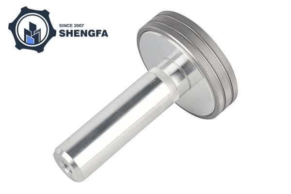 Hvad er de vigtigste fordele ved henholdsvis smedning og støbning?